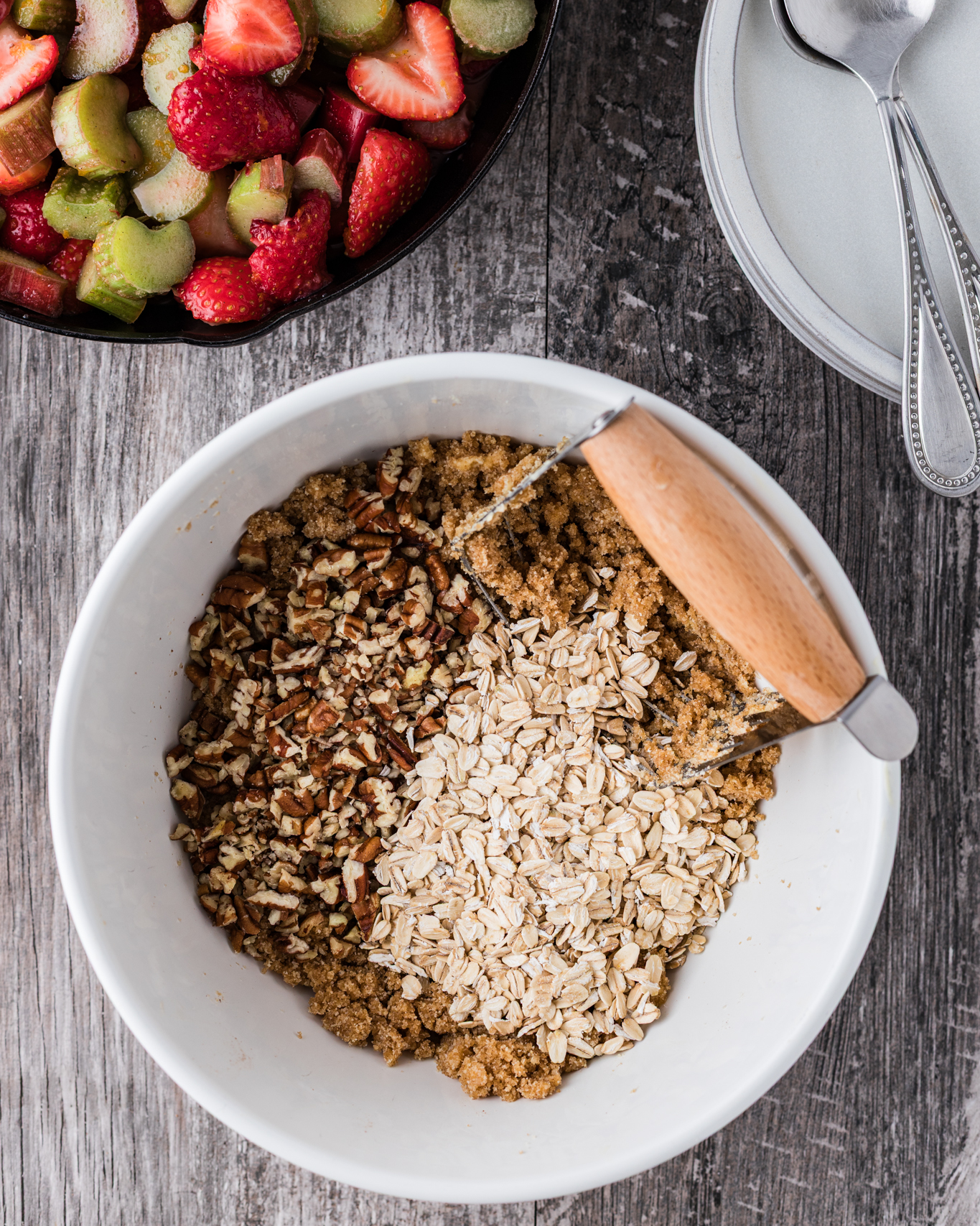 strawberry rhubarb crisp topping ingredients
